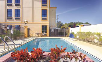 La Quinta Inn & Suites by Wyndham St. Petersburg Northeast