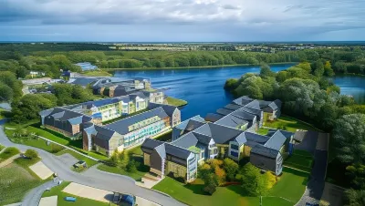 De Vere Cotswold Water Park Hotel dekat Jurassic Journey