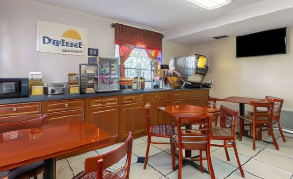 Days Inn by Wyndham Bradenton I-75