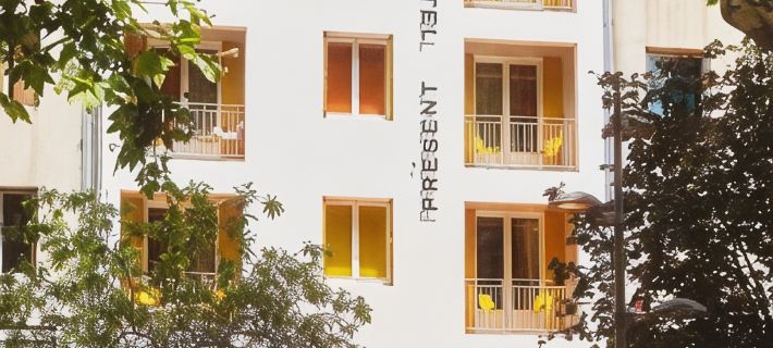 Hôtel Présent - 200m des Arènes d'Arles - Encore Mieux Отели в г. Арль