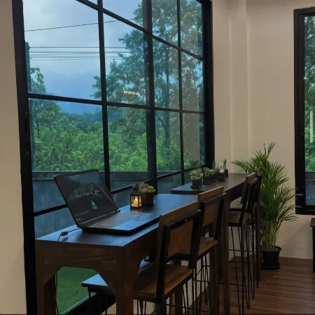 Hug Night Home & Resort Отели в г. Мае-Он