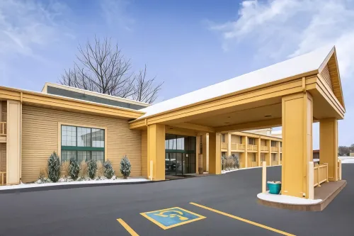 La Quinta Inn by Wyndham Oshkosh - parking