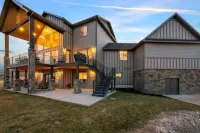 Panoramic Lake Views, Pool, Hot Tub, Gameroom! Hotels near Bear Lake