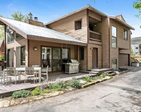 Pet-friendly 5 bed/4 bath home, just minutes to Beaver Creek, Avon, and Vail Hotels in Eagle-Vail