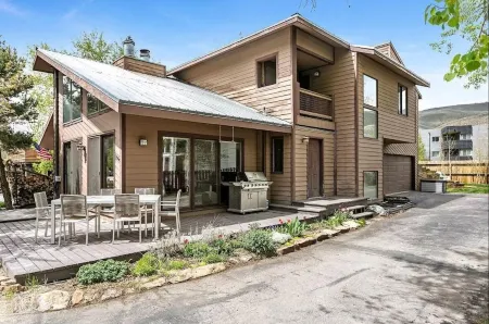 Pet-friendly 5 bed/4 bath home, just minutes to Beaver Creek, Avon, and Vail