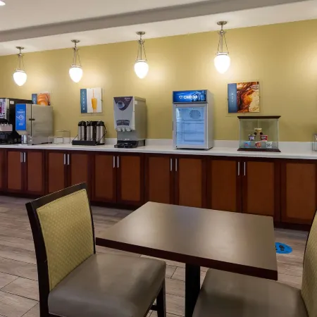Best Western Plus Spring Inn  Suites Отели рядом с достопримечательностью «Аквапарк "Сплэштаун"»