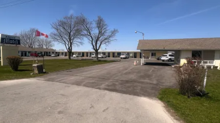 Colonial Motel Отели рядом с достопримечательностью «Gentry Manor»