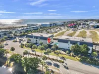 Newly Renovated | 2 BR Condo w Pool | Steps to Beach w Pier Access | Deja Blue 아일오브팜 호텔