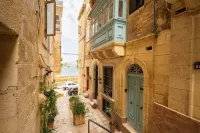 Charming Historic Home with Rooftop Views Hotels near Bebirgu