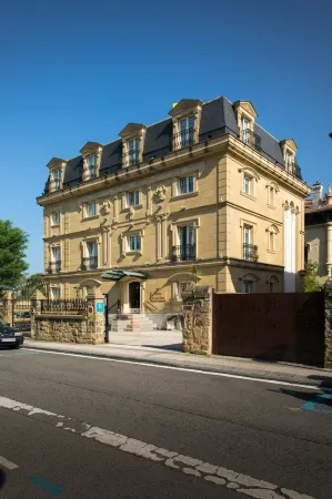 La Galería Отели рядом с достопримечательностью «Улия»