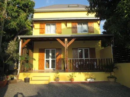 La Kaz Ferblantier.  Villa located 5 minutes' walk from the beaches of Saint-Leu. Отели рядом с достопримечательностью «Келония»