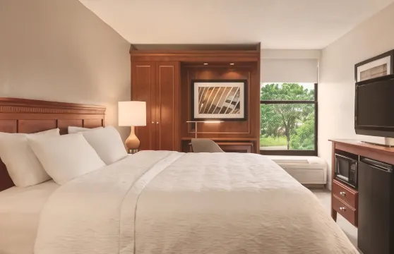 德梅因機場歡朋酒店