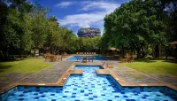 Hotel Sigiriya - Uima-altaat