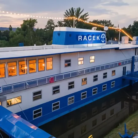 Botel Racek
