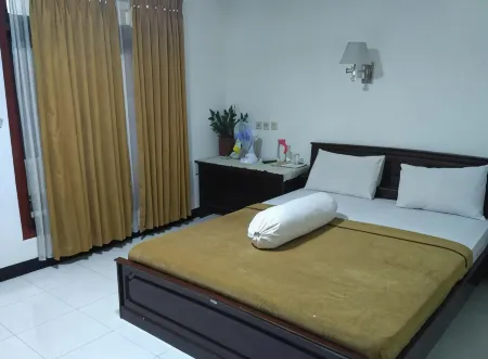 Kurnia Jaya Hotel Отели в г. Selaparang