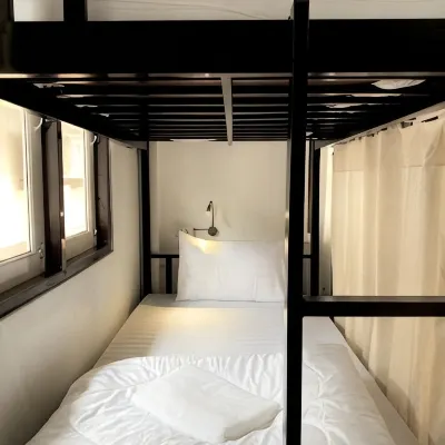 Sleep Owl Chiang Mai Hotel dekat Gerbang Chang Puak