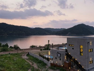 Wanju Hwajeong Yanghwa Pool Villa