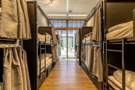 Hostelle - Women Only Hostel Amsterdam Отели рядом с достопримечательностью «Frankendael»