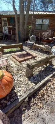 ADORABLE BOHO CABIN JUST RENOVATED & ONLY 2 MILES TO TRADE DAYS
