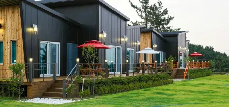 Yeongdeok Haeparang Road Pension Отели рядом с достопримечательностью «Yeongdeok Wind Power Complex»