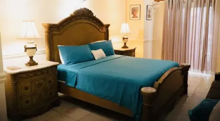 SILVER SAND ESTATE 5br 5.5ba Villa /.1 mi  walk to Beach/PRIVATE CHEF & POOL