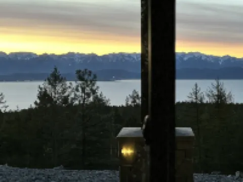 Modern 3-bedroom bungalow in peaceful Somers with great lake and mountain views 萊克賽德酒店