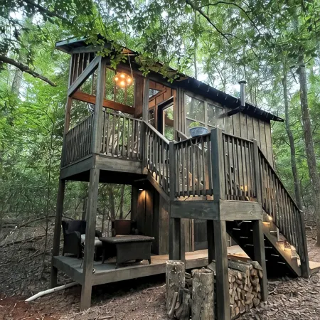 Holly Trail Treehouse in Anderson w/Wifi, AC, Smart TV, Full Bath and Washer