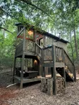 Holly Trail Treehouse in Anderson w/Wifi, AC, Smart TV, Full Bath and Washer