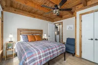 The Grande Lodge- Riverfront, Fiber, HotTub, Fish, DogOK, Game Room, Movie Room - 4-Sterne