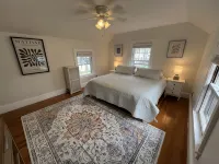 Warm, Charming 3Br House w Fenced Yard in Quiet Neighborhood Close to Everything - Homestays