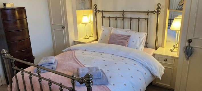 Cosy home in quiet cul-de-sac. Private fenced garden and free parking. ウルバーハンプトンのホテル