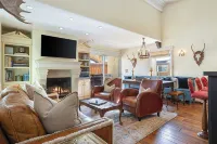 200 ft. to Gondola w/ parking, balcony, fireplace & views! Walk to shops & food!