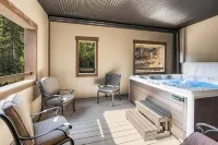 Luxurious Ski-In/Ski out adjacent Ski Slope side!