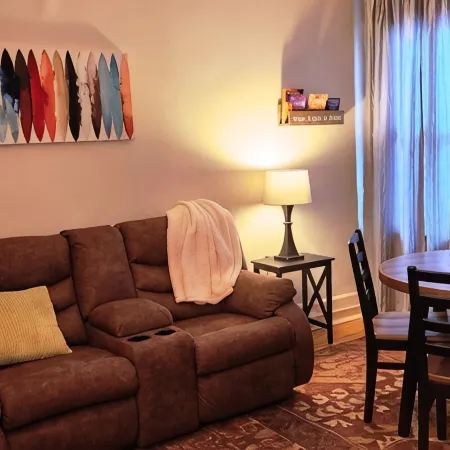 Charming 2-bedroom apartment with equipped kitchen and AC, in Cumberland, MD.