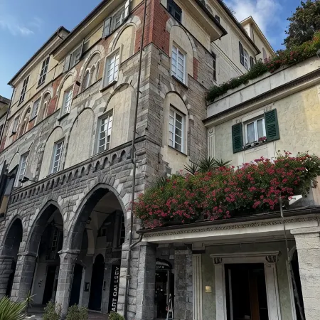 House of Romi Milly Apartment in the heart of the old town a stone's throw from the sea Отели в г. Кьявари