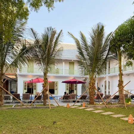 White Elephant Hostel Отели рядом с достопримечательностью «Маунт Поу Си»