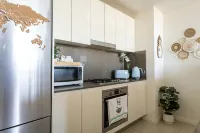 Lovely 2 Bed 2 Bath Apartment | Free Parking | Walk to Train - que admiten mascotas