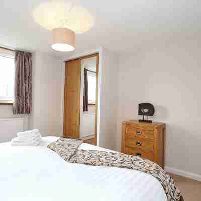 Modern fully fitted two bedroom apartment. Pet friendly. Free parking. Sleeps 5. Rooms
