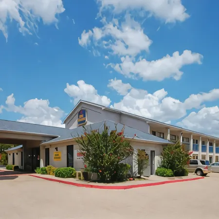 Days Inn by Wyndham Round Rock