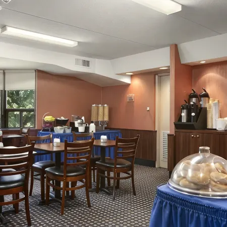 Travelodge by Wyndham Toronto East Отели рядом с достопримечательностью «Утесы Скарборо»