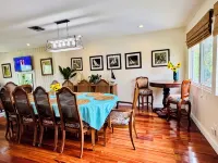 10 Beds/Private Tropical Pool/4Bikes/Beach Gear/Grill/Walk to Beach & Pickleball - 4-Star