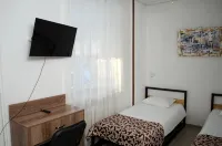 Hotel Lucky - Hostel - 駐車場