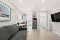Private newly renovated  1 bed 2 baths suite in central location - 방갈로