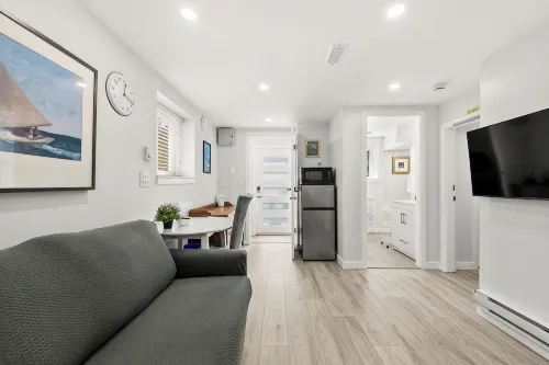 Private newly renovated  1 bed 2 baths suite in central location - Bungalows