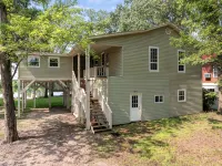 Charming 3-bedroom Tennessee River cabin with WiFi, AC & dock near Savannah, TN