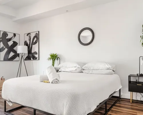 Stunning in Hollywood ,free parking , gym hot jacuzzi ,Rooftop Hotels in West Hollywood