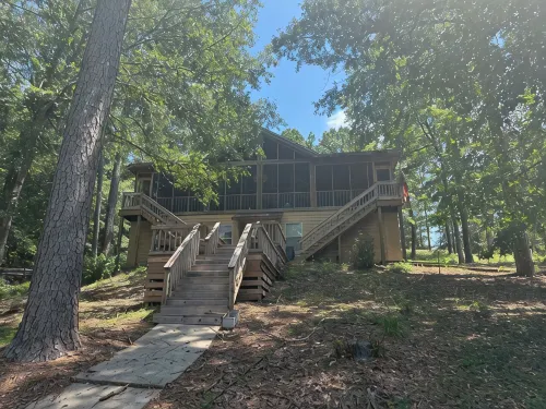 Charming lake cabin on beautiful Lake Martin - 6 bedrooms, sleeps 17 - Hytter