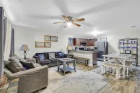 Sleeps 10  Game Room + Pool Table  Truck Parking - Wifi