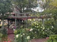 Tree house  lots birds  great location . ..... lots to do all summer long ...... フルトンのホテル