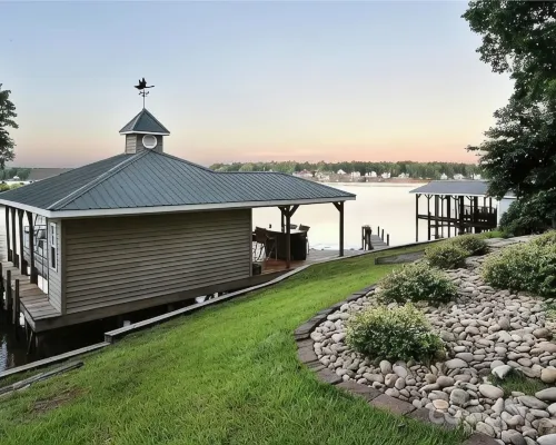 4-BR Lakefront Home with Amazing Views Hôtels à : Comte de Stanly